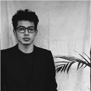 Docente de filosofía imparte clases a jóvenes de todas las edades